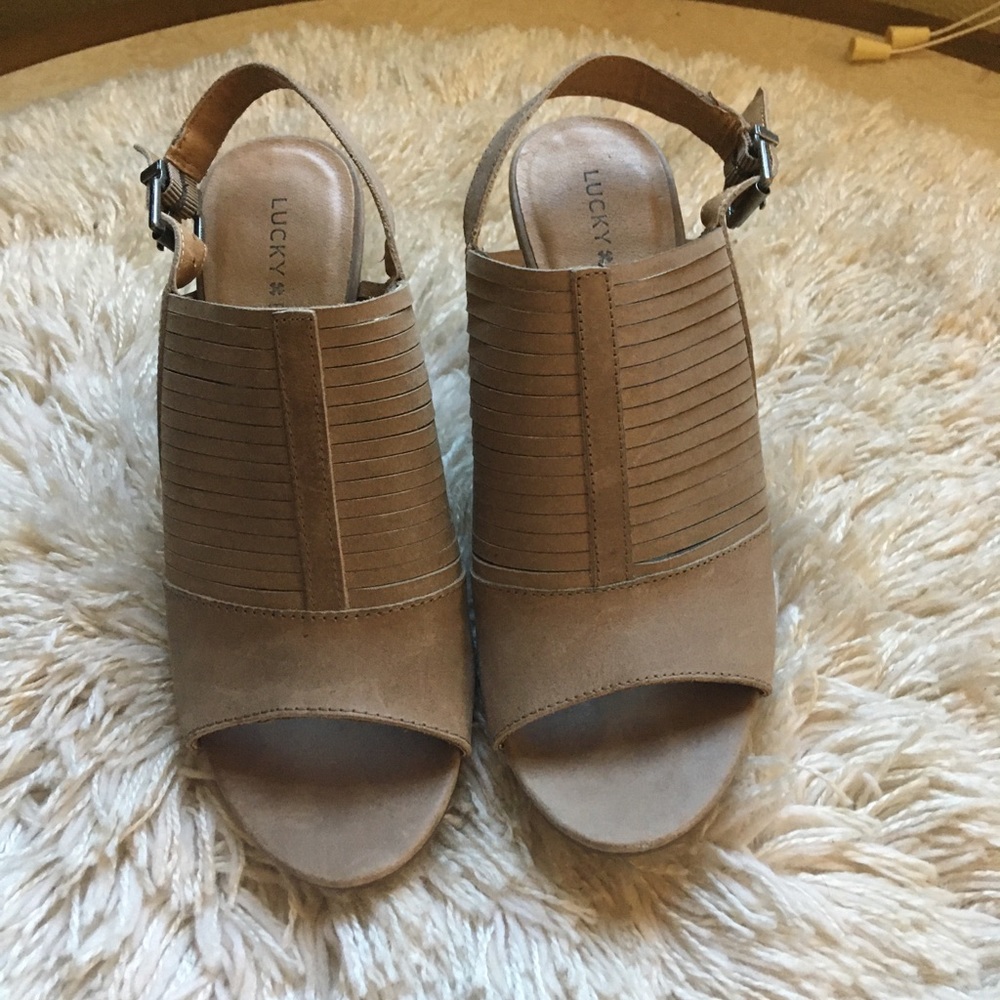 Lucky Brand beige open toe stacked heel leather sandal size 7.5